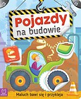 Maluch bawi się i przykleja. Pojazdy na budowie